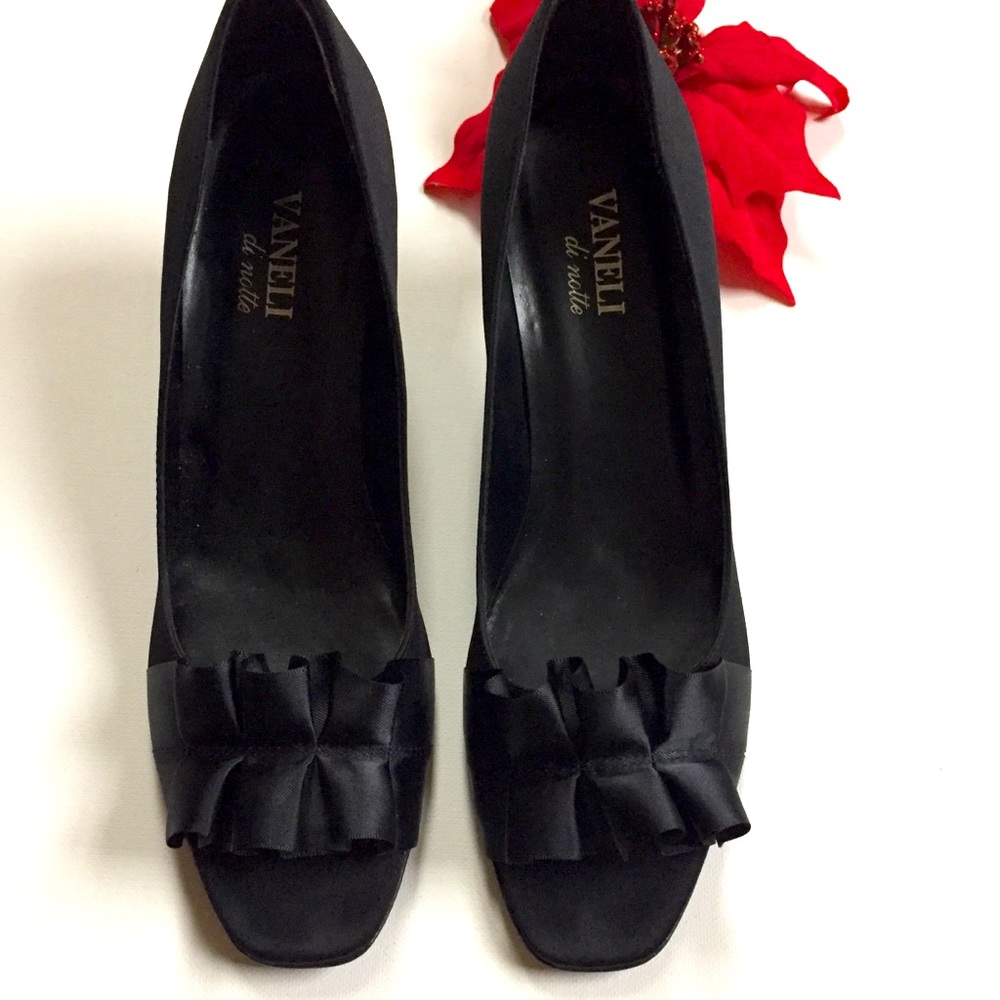 Vaneli di notte Ribbon Embellished Peep Toe Pump
